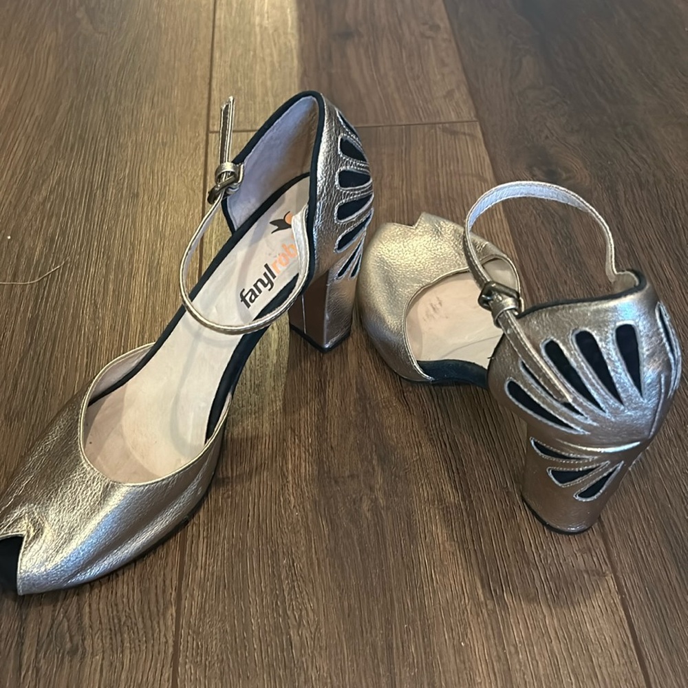 Fanylrobin Gold Peep Toe Heels